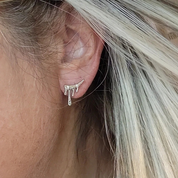 OIL DRIP SMALL CRAWLER STUD EARRINGS - Picture 7 of 8